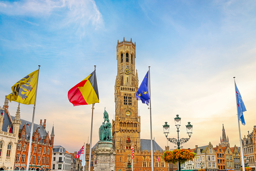 In the city center of Bruges is the historic town square Markt. The city's most famous monument is the bell tower opposite the medieval buildings.