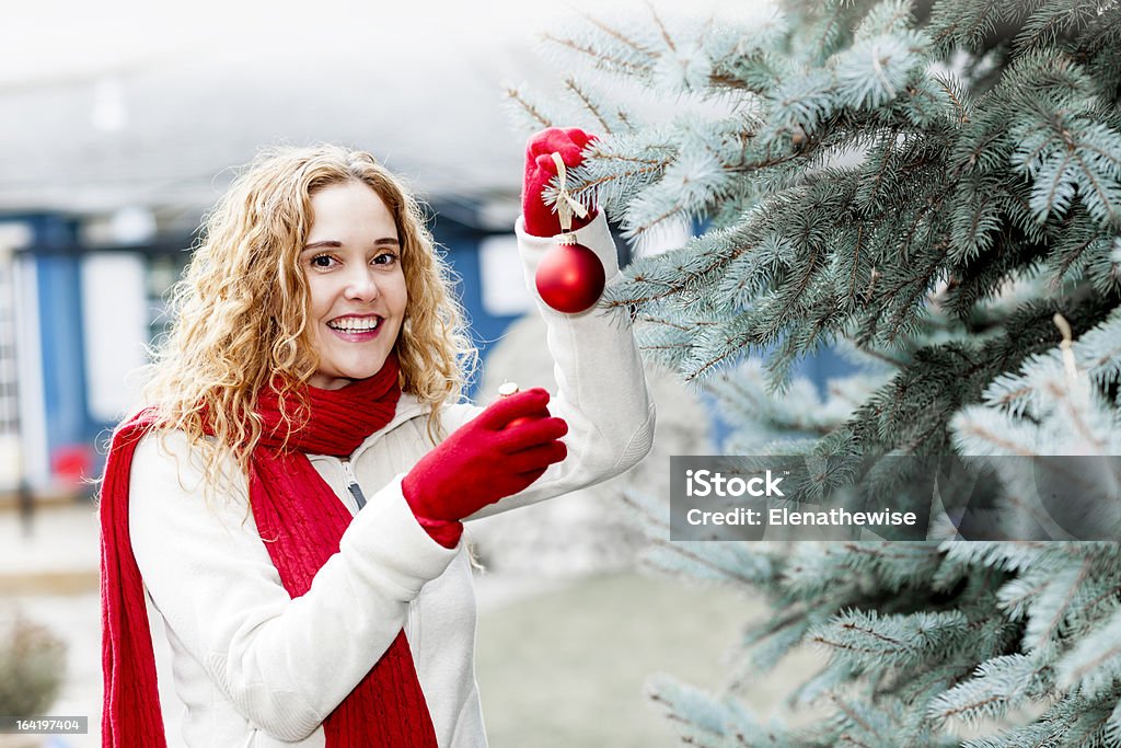 Kobieta Ozdabiając Boże Narodzenie Drzewo poza - Zbiór zdjęć royalty-free (Boże Narodzenie)