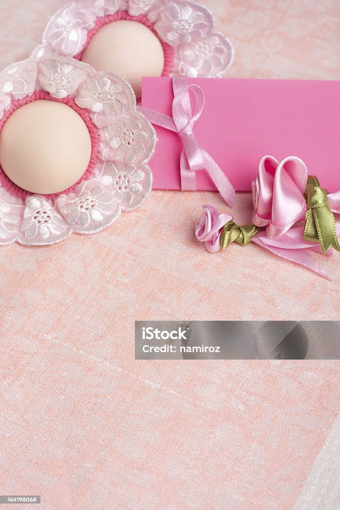 Ovos de Páscoa e fitas vermelho sobre fundo Rosa - Royalty-free Cartão de Saudações Foto de stock