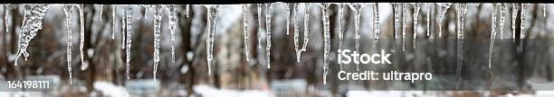 Icicles 있는 매달기 침울 한 지붕 0명에 대한 스톡 사진 및 기타 이미지 - 0명, 11월, 12월