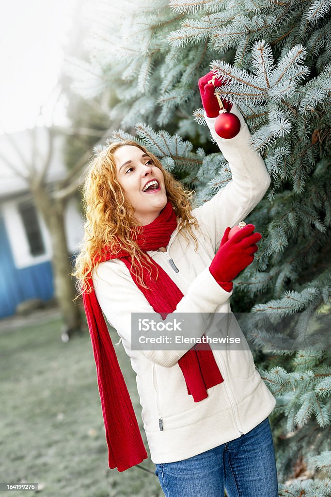 女性の装飾クリスマスツリーの - 1人のロイヤリティフリーストックフォト