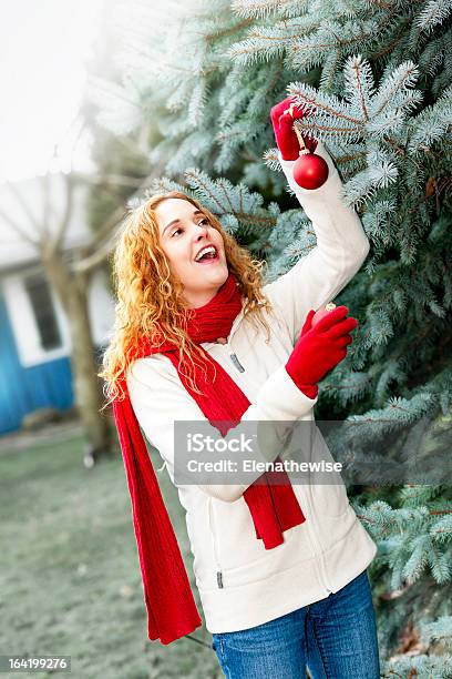 Mulher Decorar A Árvore De Natal Fora - Fotografias de stock e mais imagens de 30-39 Anos - 30-39 Anos, 40-49 Anos, Abeto