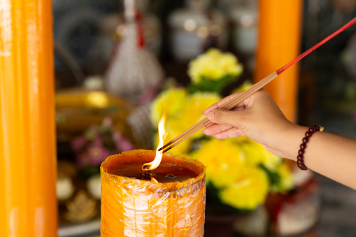 Burning incense to worship the Buddha's image