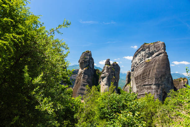 그리스 메테오라의 이상한 록 그룹 - greece blue forest national landmark 뉴스 사진 이미지