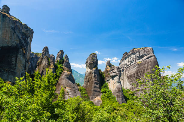 그리스 메테오라의 이상한 록 그룹 - greece blue forest national landmark 뉴스 사진 이미지