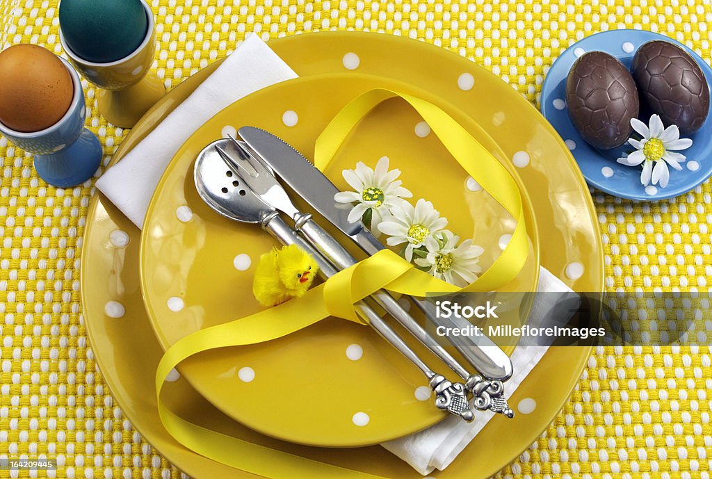 Giallo Pasqua tavolo da pranzo impostazione con pois piastre - Foto stock royalty-free di Allegro