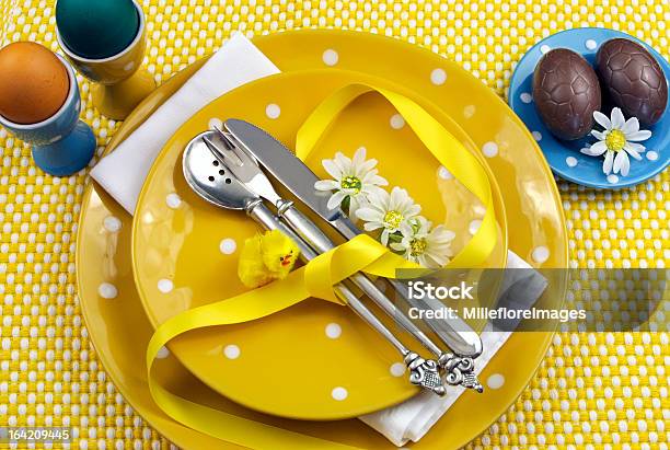 노란색 부활제 다이닝 테이블 세팅 물방울무늬 플레이트 계절에 대한 스톡 사진 및 기타 이미지 - 계절, 공휴일, 금요일