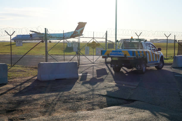barreras antiterroristas del aeropuerto de sídney - qantas airways limited fotografías e imágenes de stock