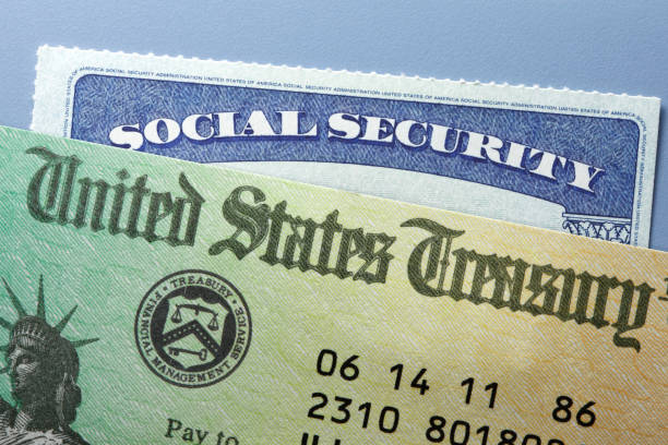 U.S. Treasury Check And Social Security Card - fotografia de stock