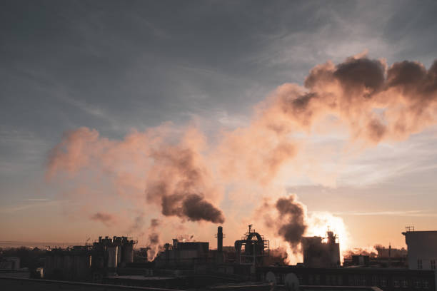 産業プラントからの巨大な蒸気の雲の後ろの日の出 - large business chimney cloud ストックフォトと画像