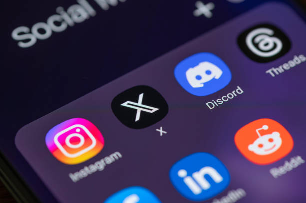 new social media apps formerly twitter  x and threads on smart phone screen - social media iphone application software facebook imagens e fotografias de stock