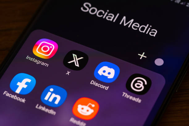 İstanbul, Turkey - August 26, 2023: Social media applications X, instagram, LinkedIn, discord, reddit, Threads, Facebook  on smart phone screen.