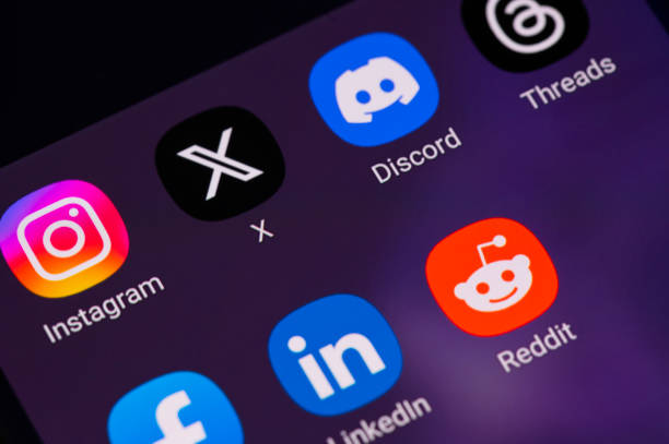 新しいソーシャルメディアアプリは、以前はツイッターxとスマートフォンの画面上のスレッドでした - reddit ストックフォトと画像