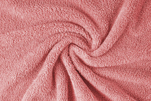 Tissu éponge, fond de texture serviette rouge. Tissu doux et moelleux pour le bain ou la serviette de plage - Photo