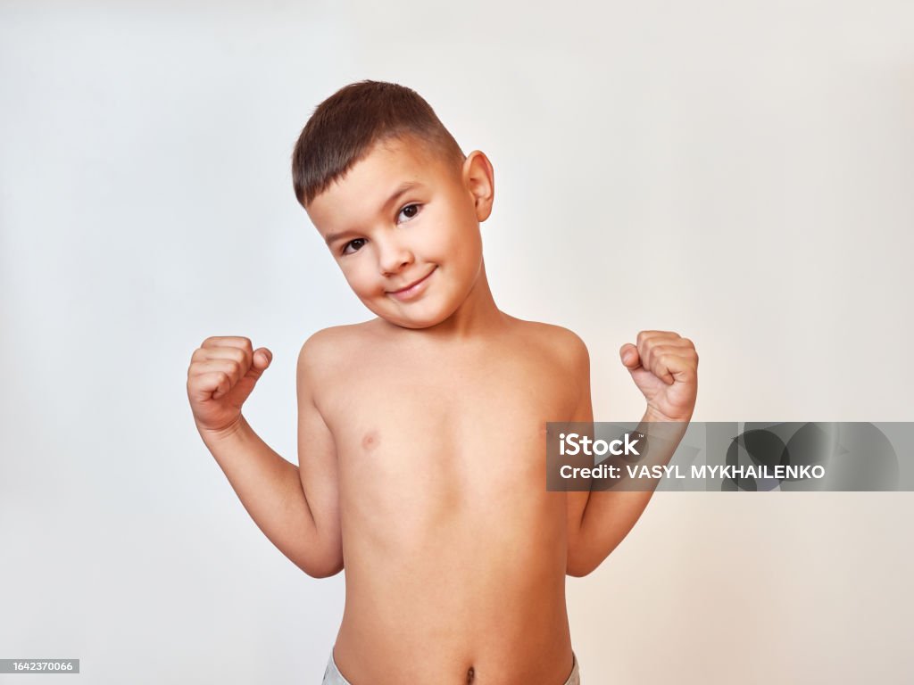 дети голышом Маленький Мальчик С Голым Торсом Напрягся Показывая Свои Мускулы — стоковые  фотографии и другие картинки 6-7 лет - iStock