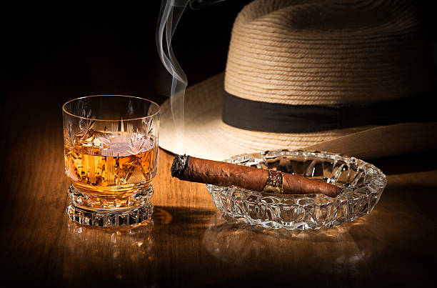 whisky e sigari - cigar whisky bar cognac foto e immagini stock