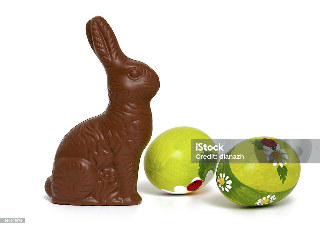 chocolate bunny und wunderschön bemalten Ostereiern - Lizenzfrei Schokohase Stock-Foto