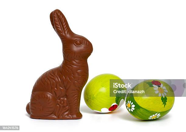 Chocolate Bunny Und Wunderschön Bemalten Ostereiern Stockfoto und mehr Bilder von Schokohase