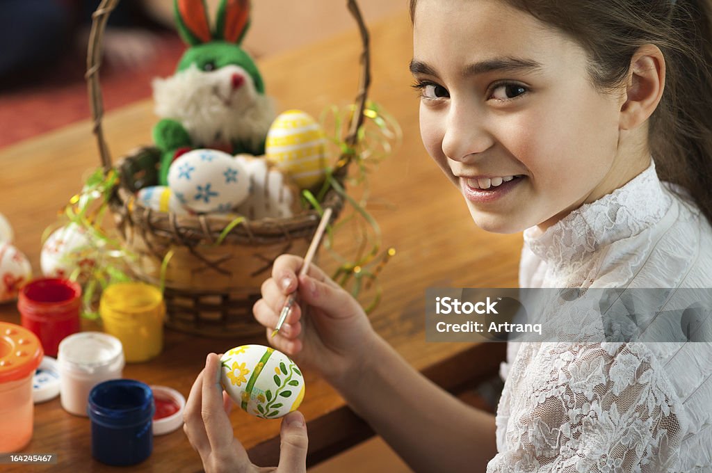 Piękna Dziewczyna kolor Wielkanoc jaja - Zbiór zdjęć royalty-free (Biały)