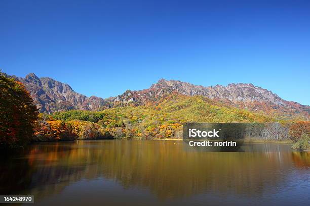 Montagna E Un Laghetto In Autunno - Fotografie stock e altre immagini di Giappone - Giappone, Montagna, Ottobre