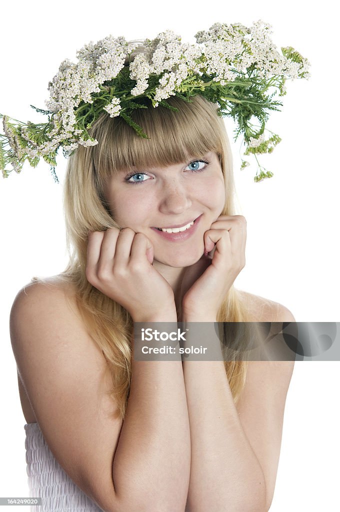 La ragazza con ghirlanda di yarrow - Foto stock royalty-free di 18-19 anni