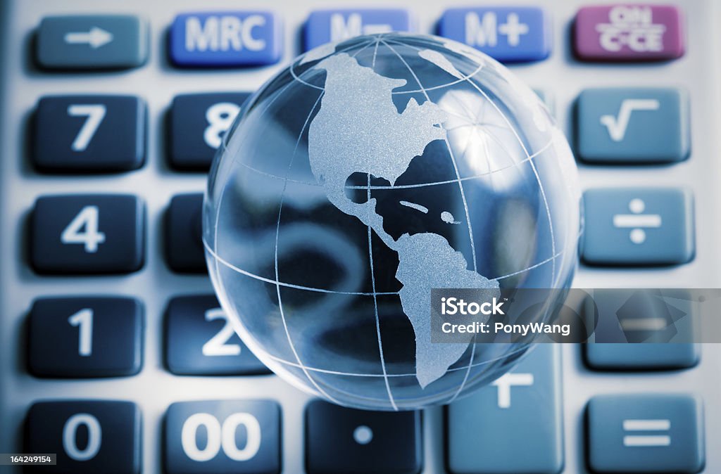 Globo en la calculadora, mapa de América - Foto de stock de Actividades bancarias libre de derechos