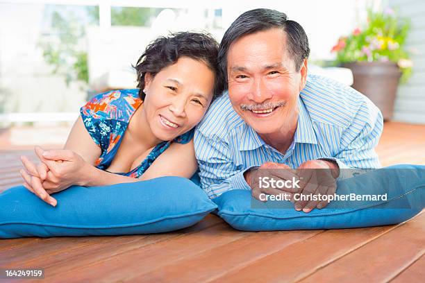 행복함 아시아판 선임 커플입니다 세로는 2명에 대한 스톡 사진 및 기타 이미지 - 2명, 55-59세, 60-64세