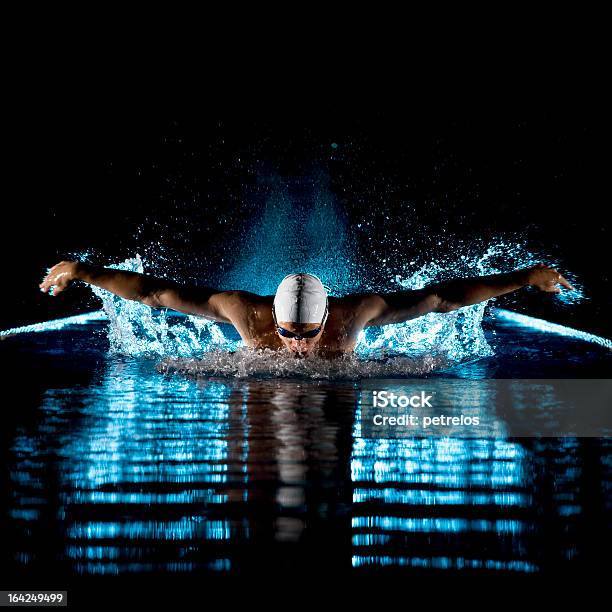 Schwimmer Performing Delfinschwimmen Stockfoto und mehr Bilder von Schwimmen - Schwimmen, Sport, Wettbewerb - Konzepte