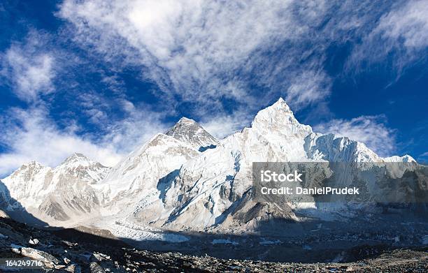 Vista Panorâmica Do Monte Everest Com Céu Bonito - Fotografias de stock e mais imagens de Ao Ar Livre - Ao Ar Livre, Azul, Beleza