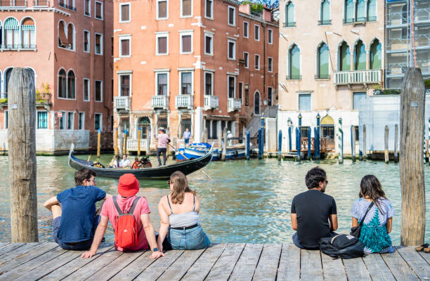 turyści siedzący na drewnianym molo łodzi i cieszący się idylliczną sceną na grand canal w wenecji. - photography urban scene venice italy veneto zdjęcia i obrazy z banku zdjęć