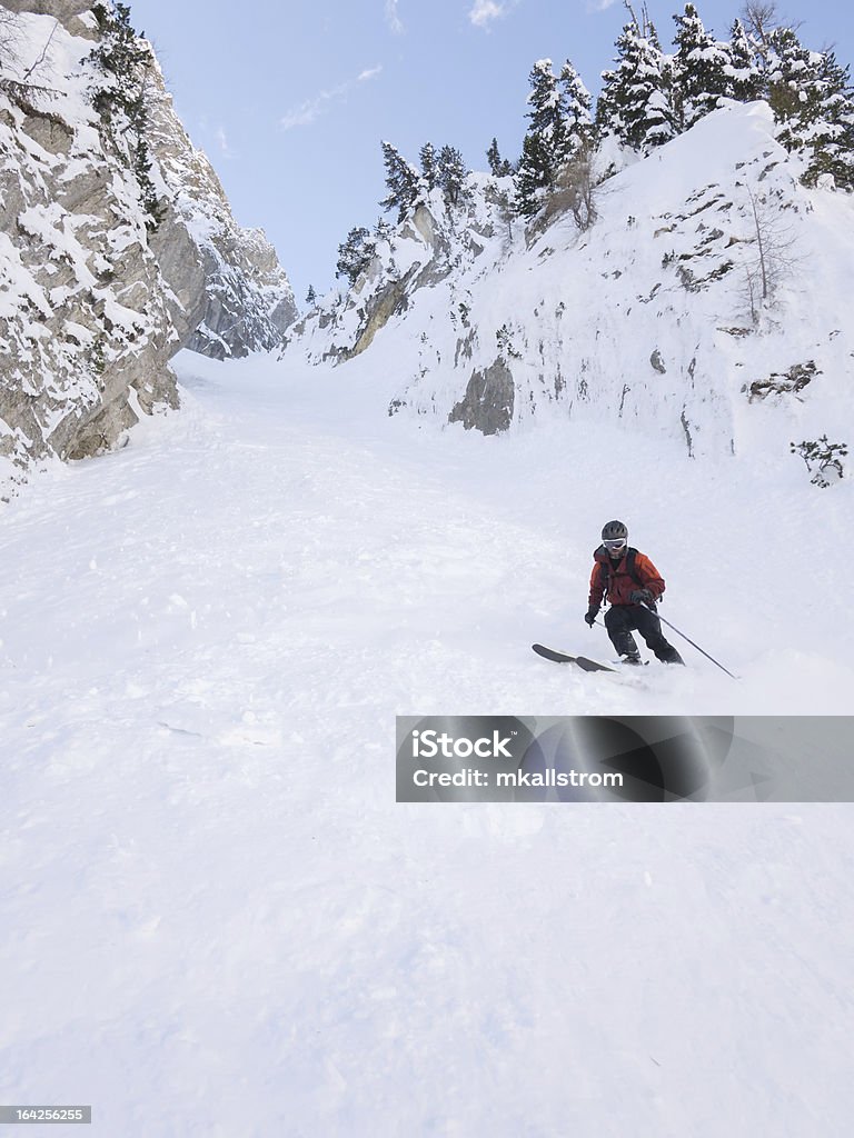 Fora da pista esquiador em uma grande tubo de coleta - Foto de stock de Alpes europeus royalty-free