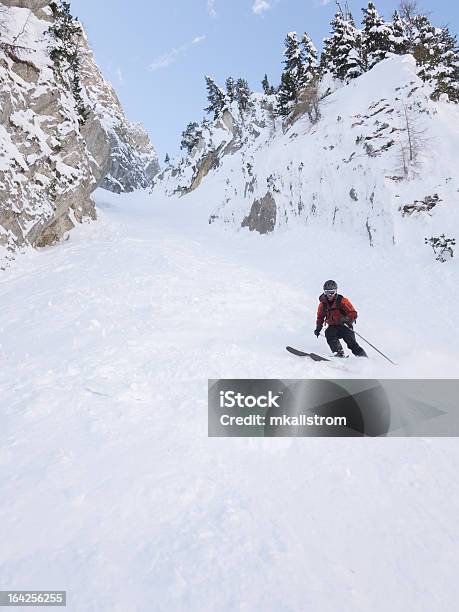Foto de Fora Da Pista Esquiador Em Uma Grande Tubo De Coleta e mais fotos de stock de Alpes europeus