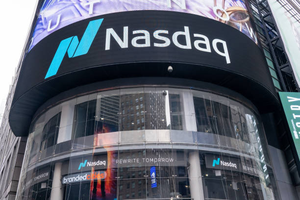 штаб-квартира фондовой биржи nasdaq в нью-йорке, сша - nasdaq times square editorial new york city стоковые фото и изображения