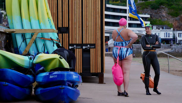 wypożyczalnia i przechowalnia sprzętu wodnego na plaży torquat - horizontal life jacket storage compartment container zdjęcia i obrazy z banku zdjęć