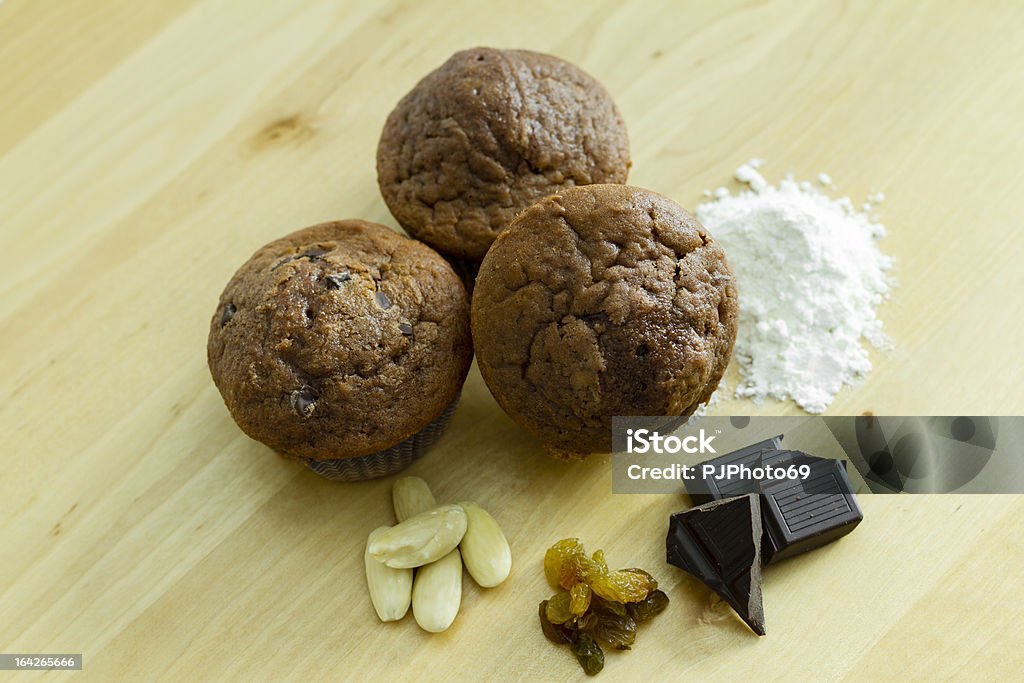 Tres bollos con ingredientes de chocolate - Foto de stock de Almendra libre de derechos