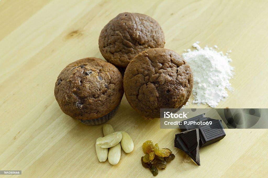세 가지 초콜릿 머핀 재료를 - 로열티 프리 밀가루 스톡 사진