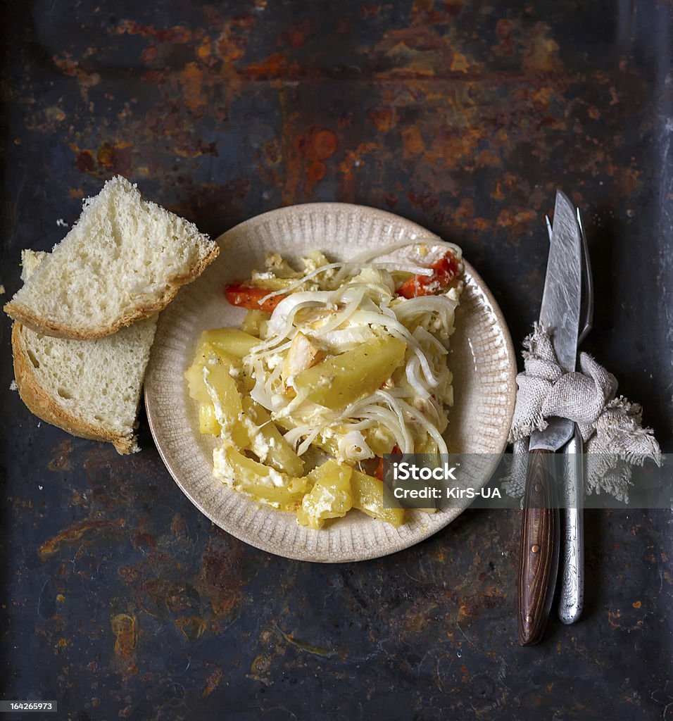 Batatas e Cebola Cozida servida com Pão de Forma Fatiado, garfo, faca - Royalty-free Almoço Foto de stock