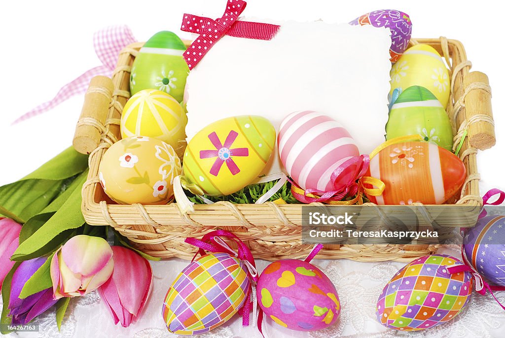 Decorazione di Pasqua con uova colorate e biglietto d'auguri - Foto stock royalty-free di Arancione