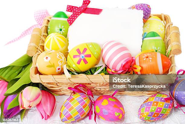 Decorazione Di Pasqua Con Uova Colorate E Biglietto Dauguri - Fotografie stock e altre immagini di Arancione