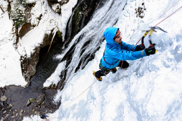 ледолазание - conquering adversity blue rock climbing ice climbing стоковые фото и изображения