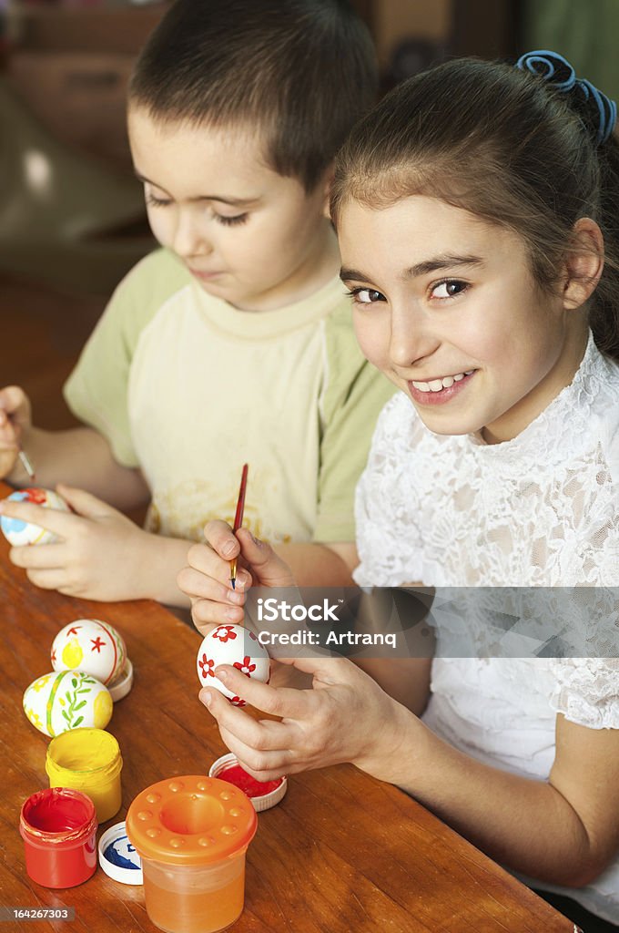Hermano y hermana huevos de Pascua pintados - Foto de stock de Adolescente libre de derechos