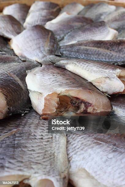 Pesce Secco Per Cook Nel Cestello Tailandia - Fotografie stock e altre immagini di Acquacoltura - Acquacoltura, Affari, Alimentazione sana