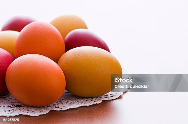 Uova Di Pasqua - Fotografie stock e altre immagini di Arancione - Arancione, Bollito, Cibo