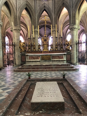 La tombe de Guillaume Le Conquérant dans l’abbaye aux hommes, à Caen en Normandie