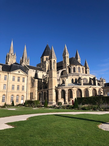 Un parc public avec une abbaye, à Caen en Normandie