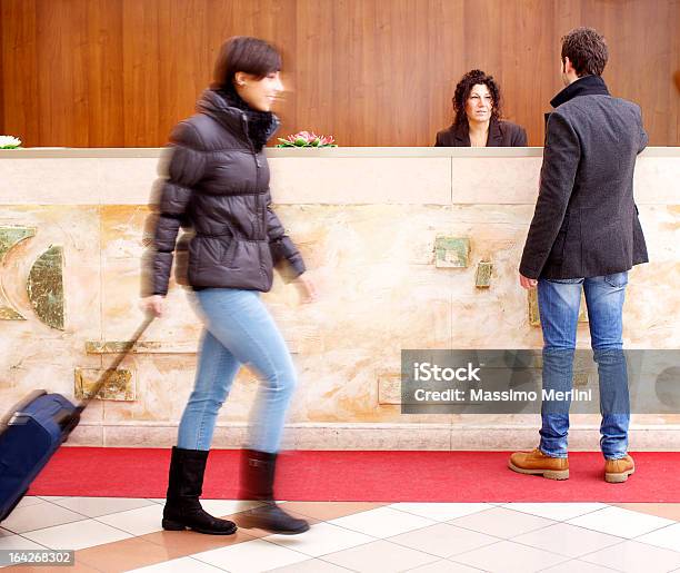 Uomo In Piedi Alla Reception Nella Lobby Dellhotel - Fotografie stock e altre immagini di Immagine mossa