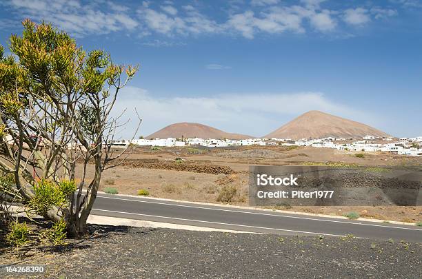 Típico Paisaje De La Isla De Lanzarote Foto de stock y más banco de imágenes de Aire libre - Aire libre, Aldea, Asfalto