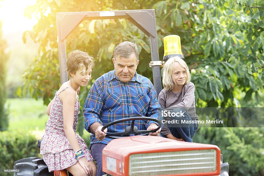 Avô com netos do trator - Foto de stock de Família royalty-free