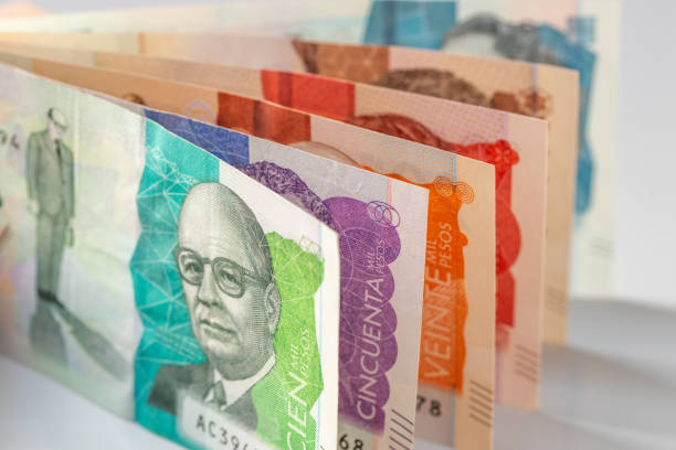 колумбийские деньги, колумбийские песо, сложенные различные банкноты, банкнота 10 тысяч песо, финансово-деловая концепция, крупным планом - колумбийского происхождения стоковые фото и изображения