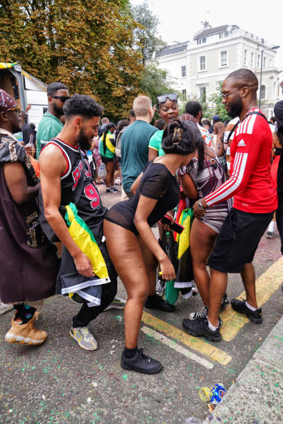 des gens dansent et célèbrent le carnaval de notting hill, notting hill gate, londres, angleterre, royaume-uni - 27 août 2023 - lap dancing photos et images de collection